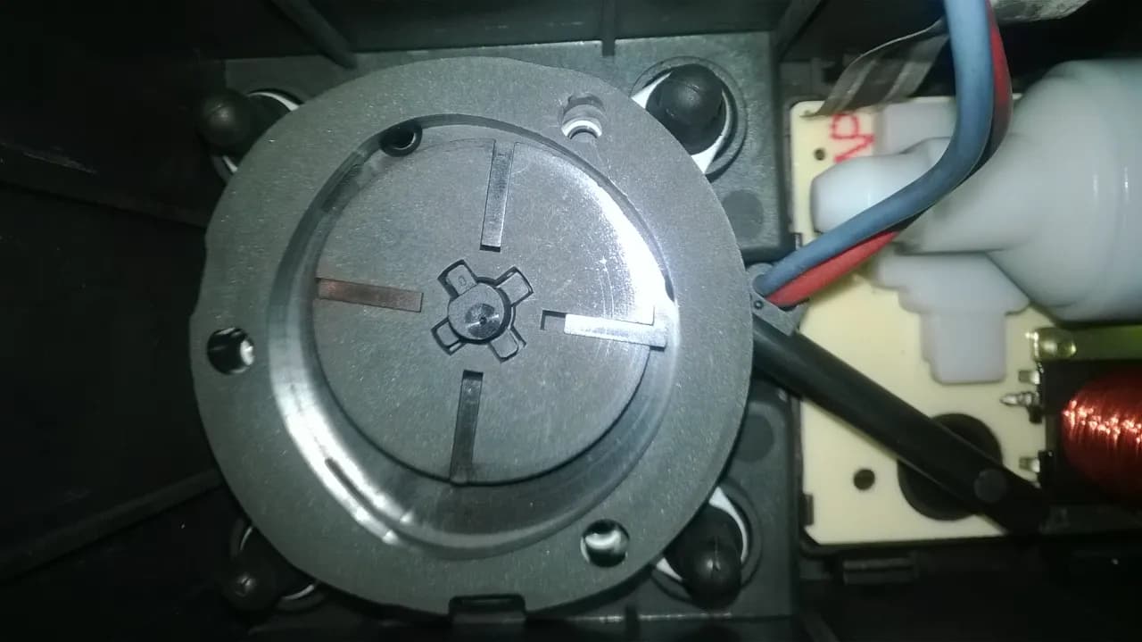 Audi A4 B5: Lokalizacja pompki centralnego zamka w bagażniku