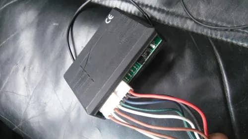 Gdzie jest sterownik centralnego zamka Golf 4? Lokalizacja i objawy