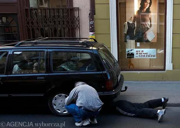 Samodzielna naprawa auta w Polsce: legalne opcje, koszty i mandaty