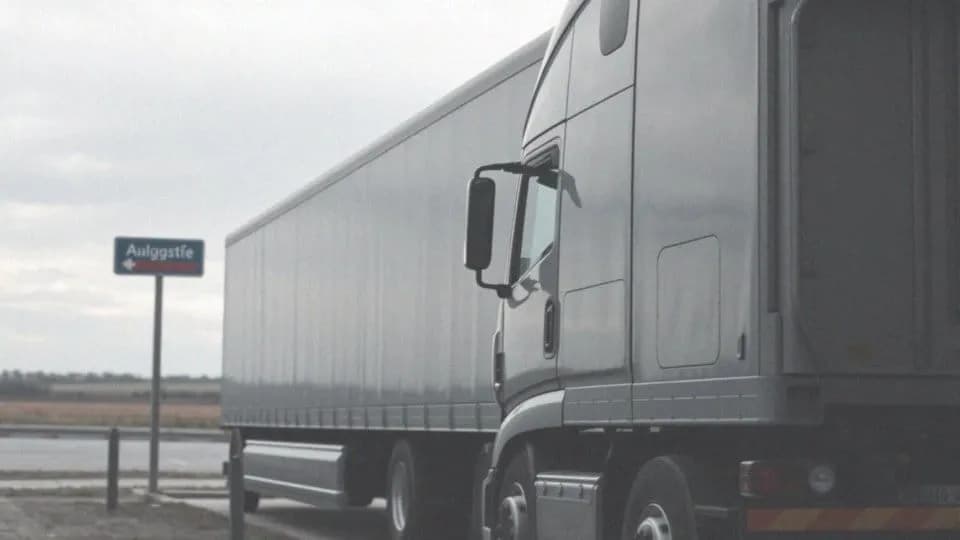 Ile waży pusty TIR? Poznaj fakty i liczby (13-17 ton)