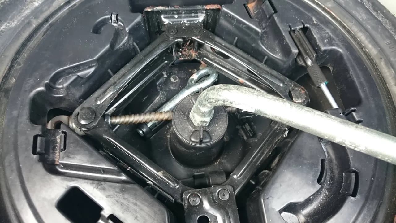 Fiat Doblo: Gdzie jest koło zapasowe i jak je wyjąć? Instrukcja