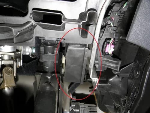 Lokalizacja pompki centralnego zamka VW Polo: Poradnik krok po kroku