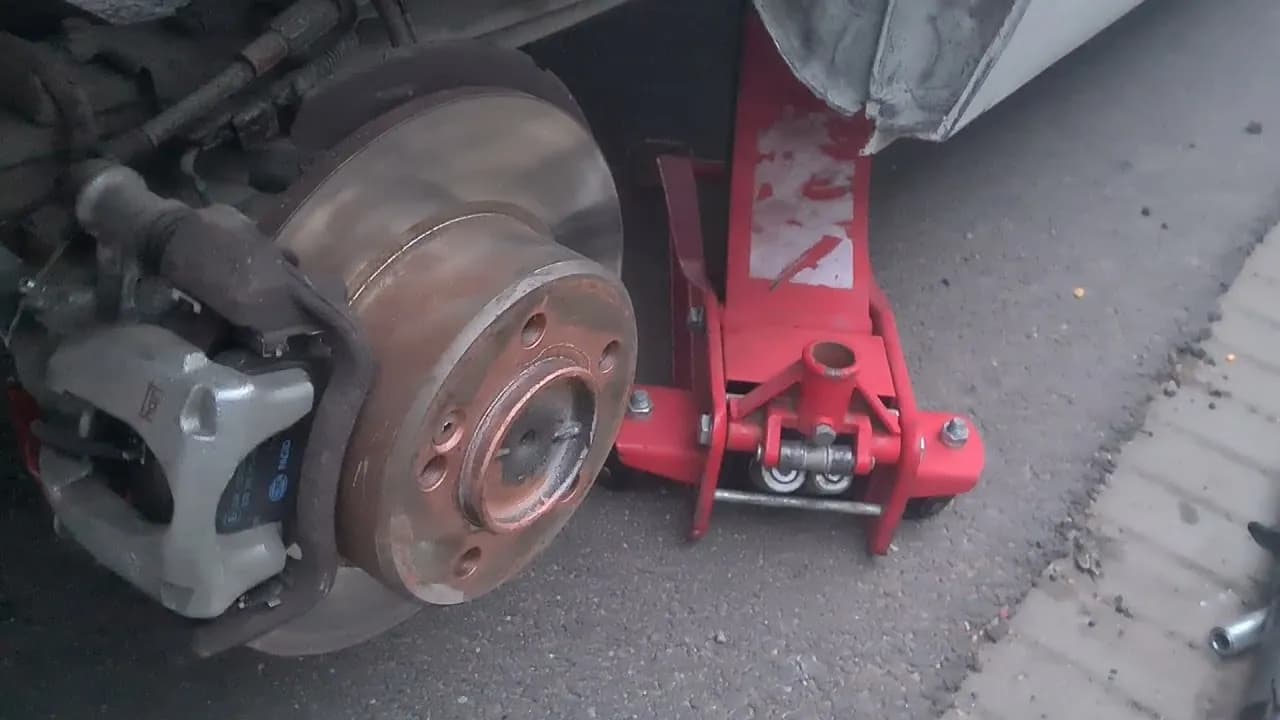 Renault Trafic: Jak zdemontować koło zapasowe? Poradnik krok po kroku